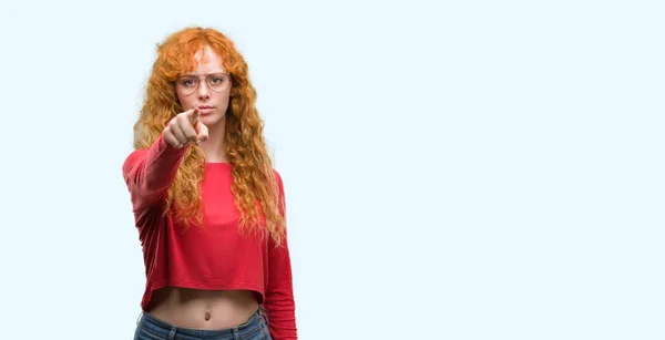 Unga Rödhårig Kvinna Som Bär Glasögon Pekar Med Fingret Till — Stockfoto