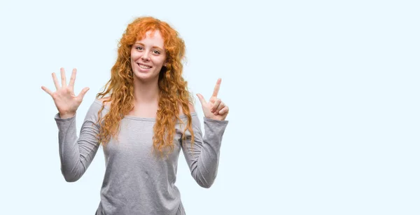 Junge Rothaarige Frau Zeigt Und Zeigt Mit Finger Nummer Sieben — Stockfoto