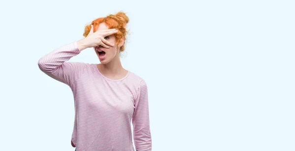 Unga Rödhårig Kvinna Kikar Chock Som Täcker Ansikte Och Ögon — Stockfoto