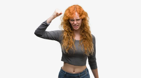 怒ってい イライラして怒りで叫びながら激怒の拳を上げる狂牛病の若い赤毛の女性 怒りと攻撃的な概念 — ストック写真