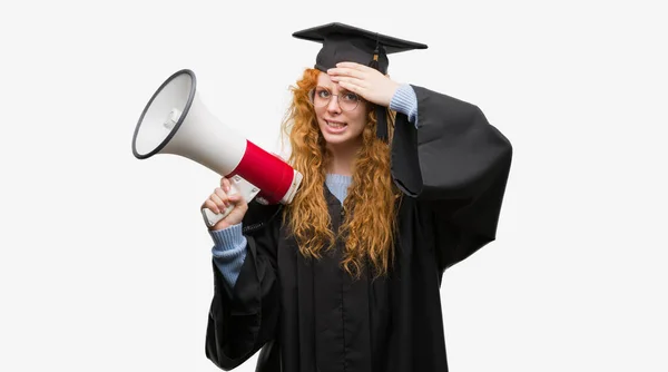 Joven Estudiante Pelirroja Vistiendo Uniforme Graduado Sosteniendo Megáfono Estresado Con — Foto de Stock