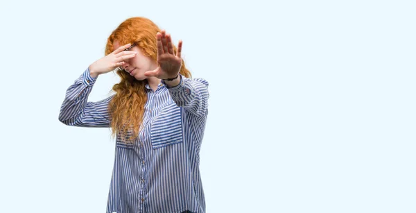 Genç Redhead Bussines Kadın Kapsayan Gözleri Elleriniz Üzgün Dur Jestle — Stok fotoğraf