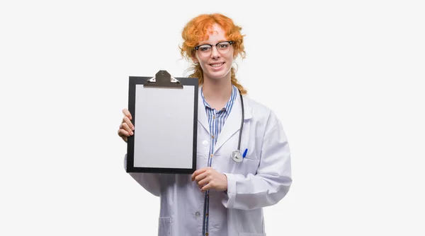 Jeune Rousse Médecin Femme Tenant Presse Papiers Avec Visage Heureux — Photo