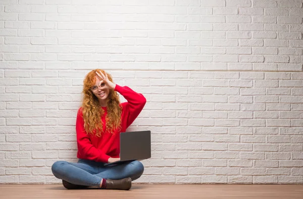 Junge Rothaarige Frau Sitzt Über Ziegelmauer Mit Computer Laptop Mit — Stockfoto