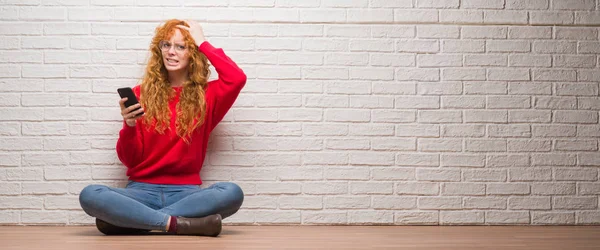 Junge Rothaarige Frau Die Über Backsteinmauern Sitzt Und Mit Gestresster — Stockfoto