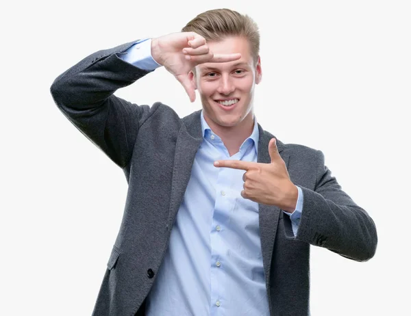 Mladý Pohledný Blond Obchodní Muž Úsměvem Provedení Rámu Rukama Prsty — Stock fotografie