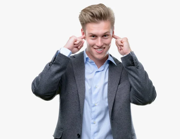 Ung Vacker Blond Business Manbeläggning Öron Med Fingrar Med Irriterad — Stockfoto