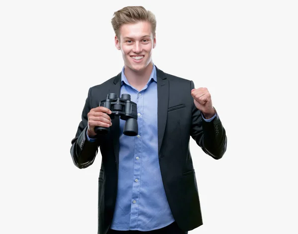 Joven Hombre Guapo Rubio Mirando Través Prismáticos Gritando Orgulloso Celebrando —  Fotos de Stock