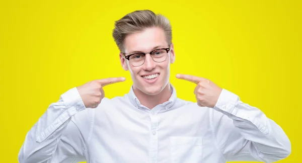 Jovem Bonito Loiro Sorrindo Confiante Mostrando Apontando Com Dedos Dentes — Fotografia de Stock