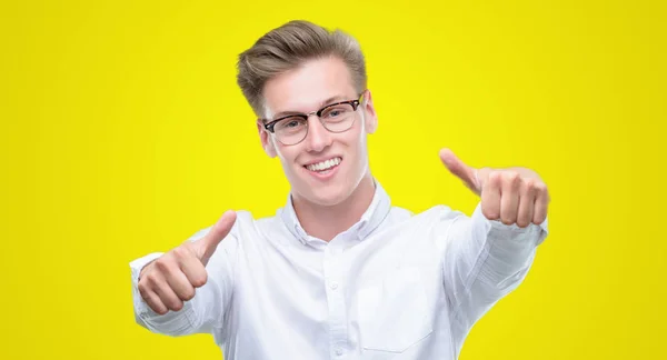 Homem Loiro Bonito Jovem Aprovando Fazer Gesto Positivo Com Mão — Fotografia de Stock