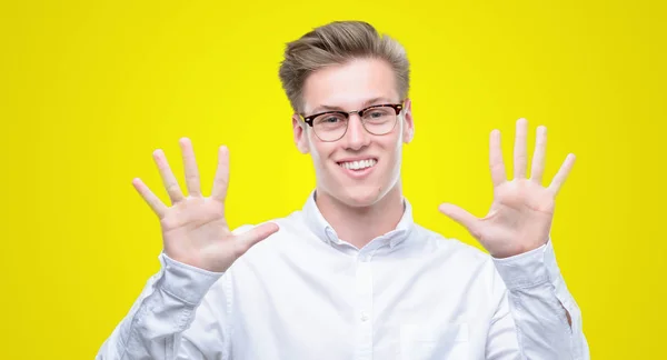 Mladý Pohledný Blondýn Ukazující Ukázal Prsty Desítka Zatímco Úsměvem Spokojené — Stock fotografie