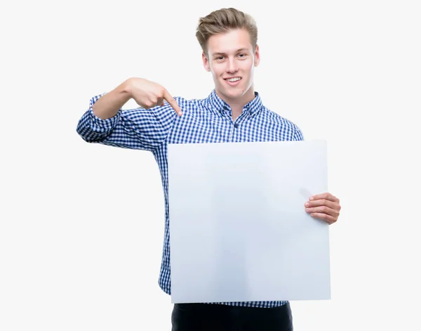 Joven Hombre Rubio Guapo Sosteniendo Una Pancarta Muy Feliz Señalando — Foto de Stock