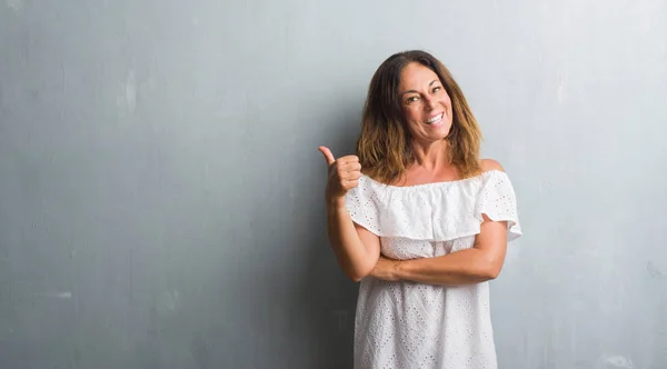 Middelbare Leeftijd Latino Vrouw Grijs Grunge Muur Glimlachend Met Blij — Stockfoto