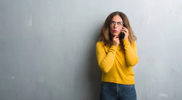 Medelåldern Spansktalande Kvinna Talar Telefon Allvarligt Ansikte Tänkande Frågan Mycket — Stockfoto