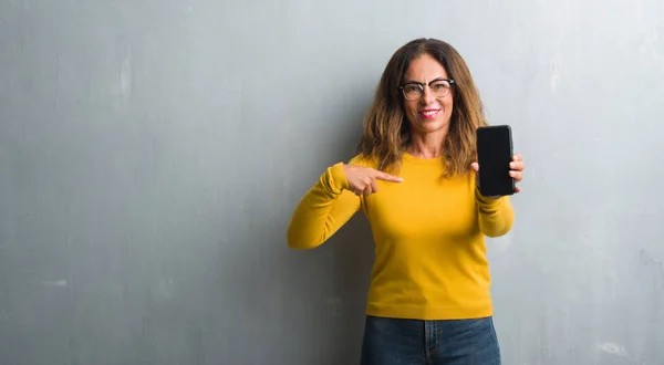 Mulher Hispânica Meia Idade Mostrando Tela Smartphone Com Rosto Surpresa — Fotografia de Stock