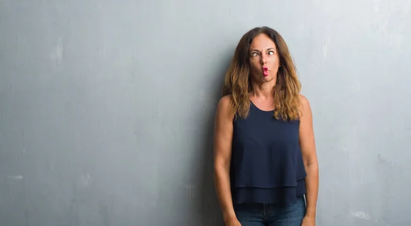 Hispanische Frau Mittleren Alters Die Über Einer Grauen Grunge Wand — Stockfoto