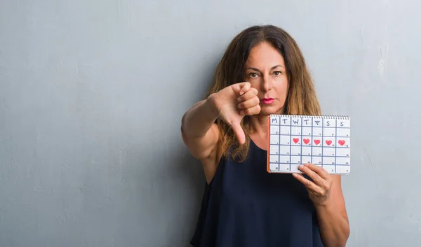 Midden Leeftijd Latino Vrouw Grijs Grunge Muur Bedrijf Periode Kalender — Stockfoto