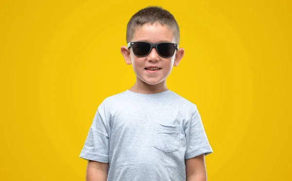 Niño Cabello Oscuro Con Gafas Sol Con Una Cara Feliz —  Fotos de Stock