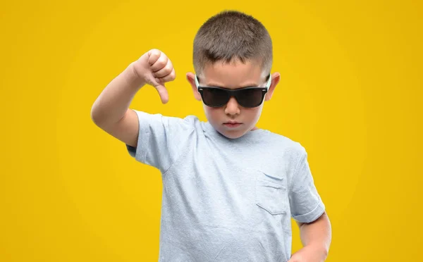 Dunkelhaariges Kleines Kind Mit Sonnenbrille Und Wütendem Gesicht Negatives Zeichen — Stockfoto