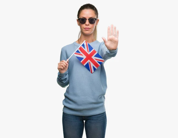 Gyönyörű Fiatal Gazdaság Brit Zászló Nyitott Kéz Ezzel Súlyos Magabiztos — Stock Fotó