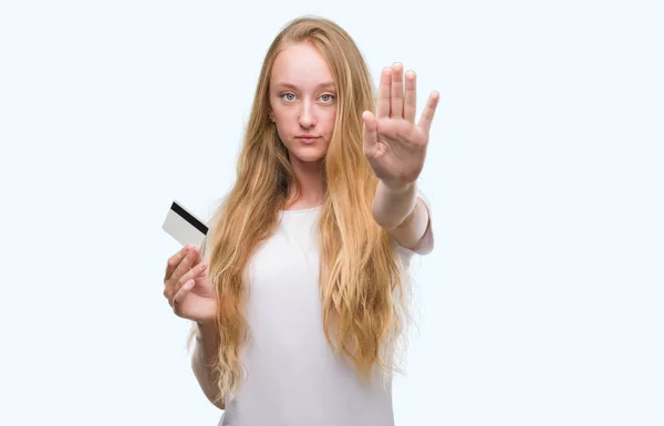 Blonde Teenager Frau Mit Kreditkarte Mit Offener Hand Macht Stoppschild — Stockfoto