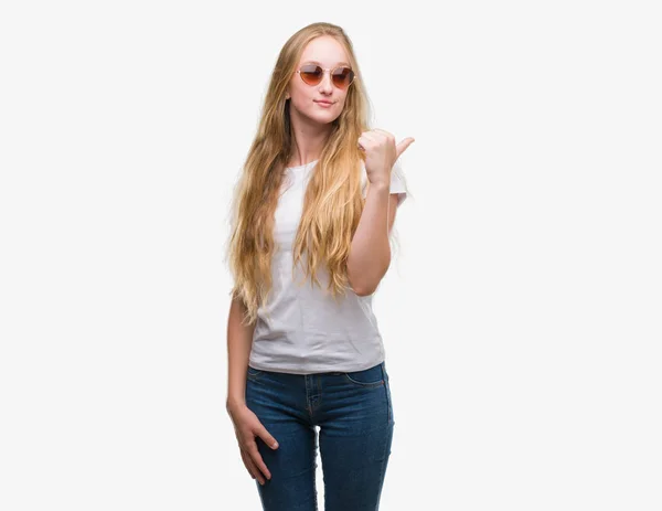 Rubia Adolescente Mujer Con Gafas Sol Señalando Mostrando Con Pulgar — Foto de Stock