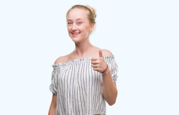 Rubia Adolescente Mujer Usando Moño Feliz Con Una Gran Sonrisa — Foto de Stock