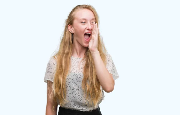 Mulher Adolescente Loira Vestindo Moles Camisa Gritando Gritando Alto Para — Fotografia de Stock