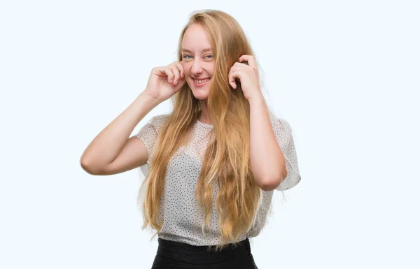 Mujer Adolescente Rubia Con Topos Camisa Que Cubre Las Orejas — Foto de Stock