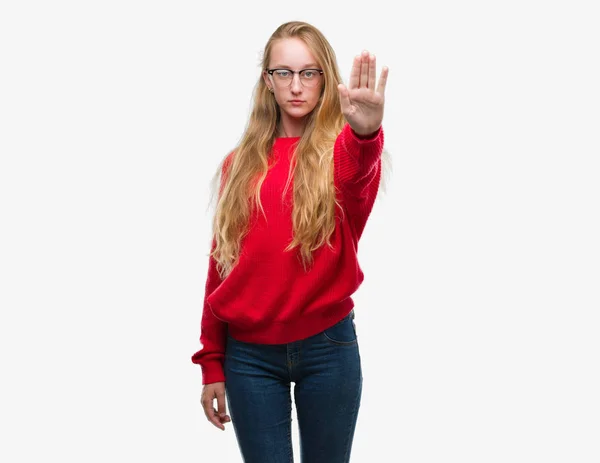 Blonde Teenagerin Rotem Pullover Die Mit Der Hand Aufhört Singen — Stockfoto