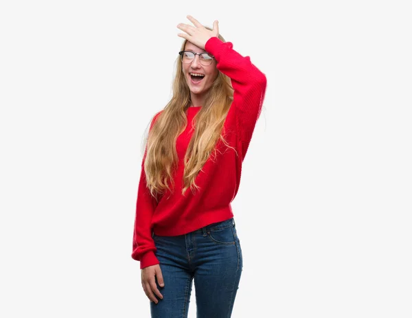 Γυναίκα Ξανθιά Έφηβος Φορώντας Κόκκινο Πουλόβερ Έκπληκτος Χέρι Στο Κεφάλι — Φωτογραφία Αρχείου