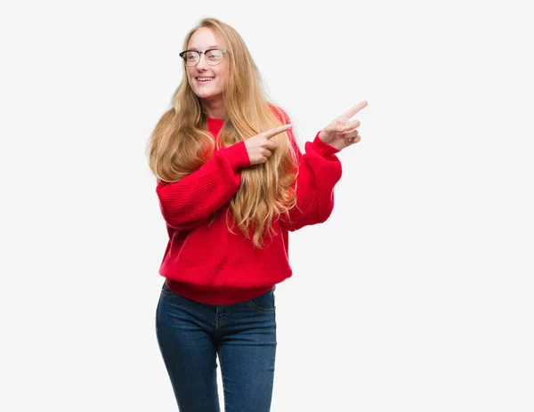 Blonde Teenager Frau Rotem Pullover Lächelt Und Blickt Die Kamera — Stockfoto