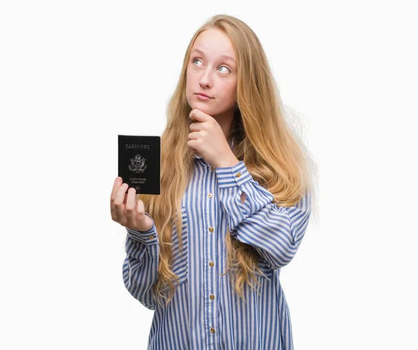 Bionda Adolescente Possesso Passaporto Stati Uniti America Faccia Seria Pensando — Foto Stock