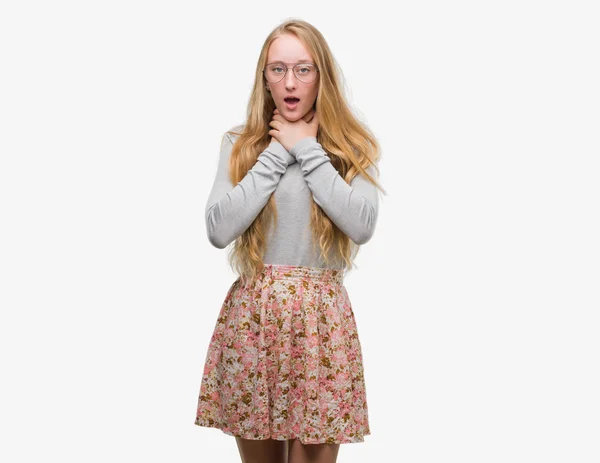 Γυναίκα Ξανθιά Έφηβος Φορώντας Λουλούδια Φούστα Φωνάζοντας Και Ασφυκτιούν Επειδή — Φωτογραφία Αρχείου
