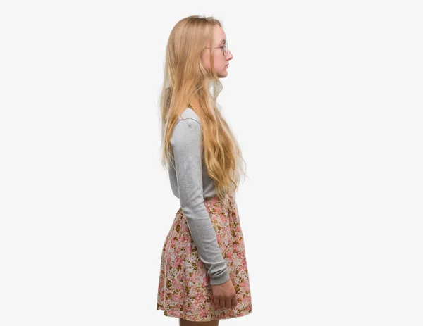 Blonde Teenager Frau Trägt Blumen Rock Zur Seite Schauen Entspannen — Stockfoto