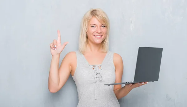 Mujer Caucásica Adulta Sobre Pared Gris Grunge Usando Computadora Portátil —  Fotos de Stock