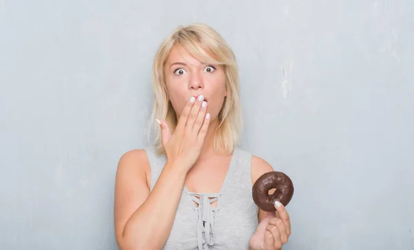 Caucásico Adulto Mujer Sobre Gris Grunge Pared Comer Chocolate Donut —  Fotos de Stock