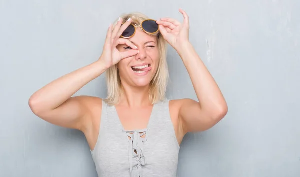 Mujer Caucásica Adulta Sobre Pared Gris Grunge Usando Gafas Sol — Foto de Stock