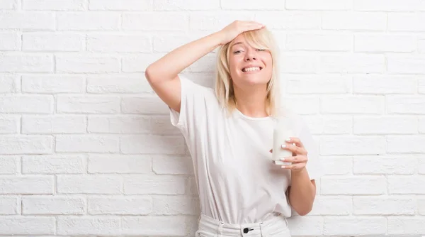 Vuxen Kaukasisk Kvinna Över Vit Tegelvägg Dricka Glas Mjölk Stressad — Stockfoto