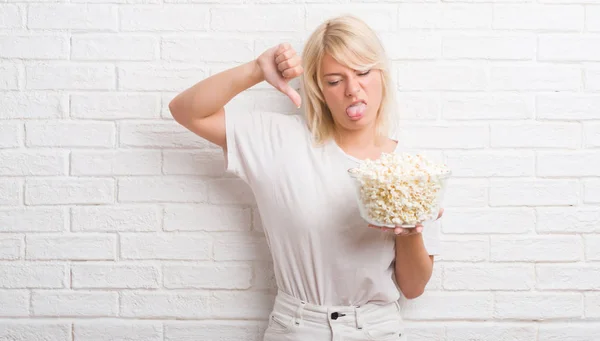 Donna Caucasica Adulta Sul Muro Mattoni Bianchi Che Mangia Mais — Foto Stock