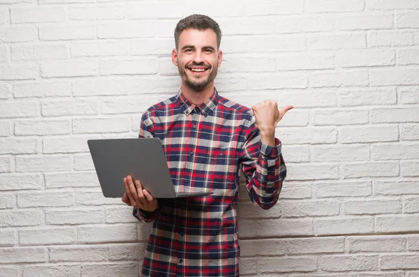 Hombre Adulto Joven Sobre Pared Ladrillo Usando Ordenador Portátil Que — Foto de Stock