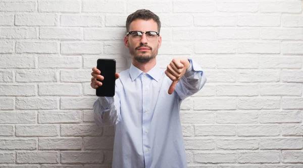 Homem Adulto Jovem Falando Telefone Sobre Parede Tijolo Branco Com — Fotografia de Stock