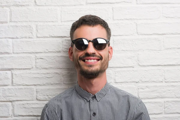 Hombre Adulto Joven Con Gafas Sol Pie Sobre Pared Ladrillo —  Fotos de Stock