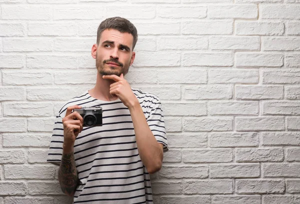 Joven Sosteniendo Cámara Vintage Pie Sobre Pared Ladrillo Blanco Cara — Foto de Stock