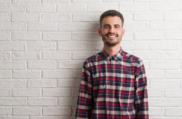 Genç Yetişkin Adam Ayakta Beyaz Tuğla Duvarın Yüzünde Mutlu Güzel — Stok fotoğraf