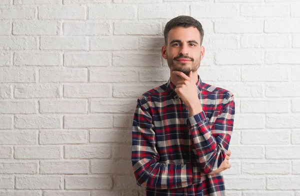 Junger Erwachsener Mann Der Über Einer Weißen Backsteinwand Steht Und — Stockfoto