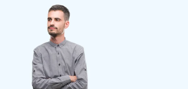 Jovem Hipster Homem Sorrindo Olhando Lado Olhando Para Longe Pensando — Fotografia de Stock