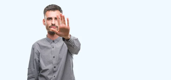 Joven Hipster Haciendo Parar Cantar Con Palma Mano Expresión Advertencia —  Fotos de Stock