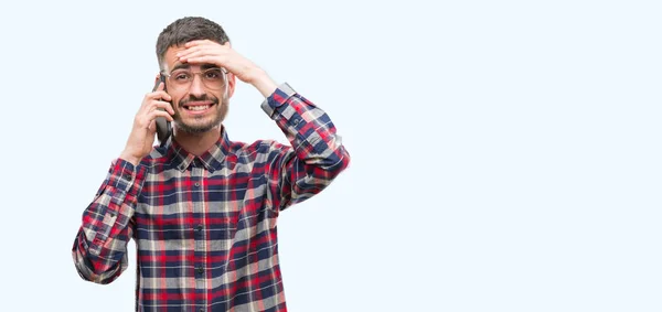 Homem Jovem Adulto Hipster Falando Telefone Estressado Com Mão Cabeça — Fotografia de Stock