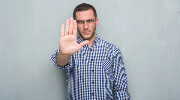 Jonge Kaukasische Zakenman Grijs Grunge Muur Met Open Hand Doen — Stockfoto